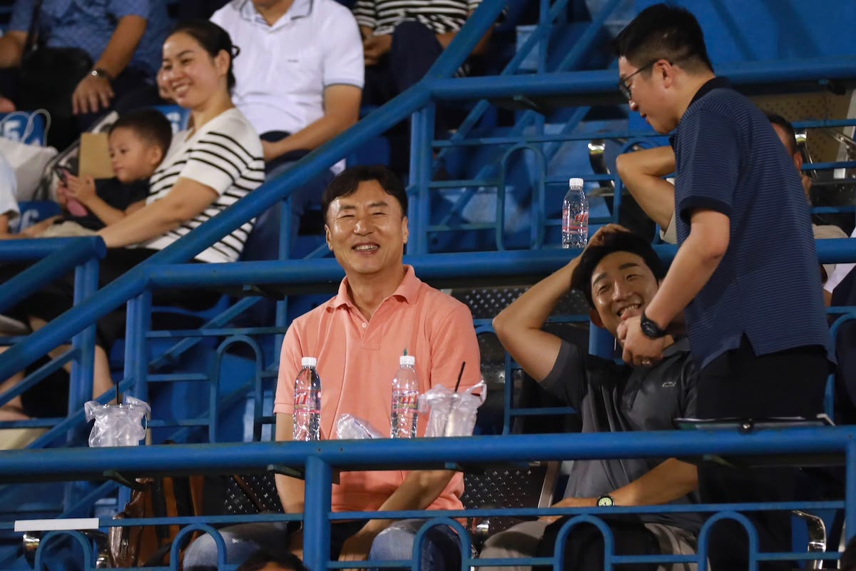 HLV Ha Hyeok Jun co mat tren san Go dau de theo doi tran dau giua Binh Duong vs SLNA