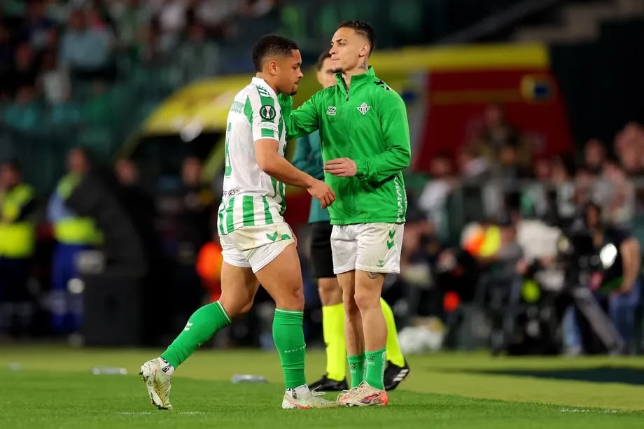 Vitor Roque va Antony