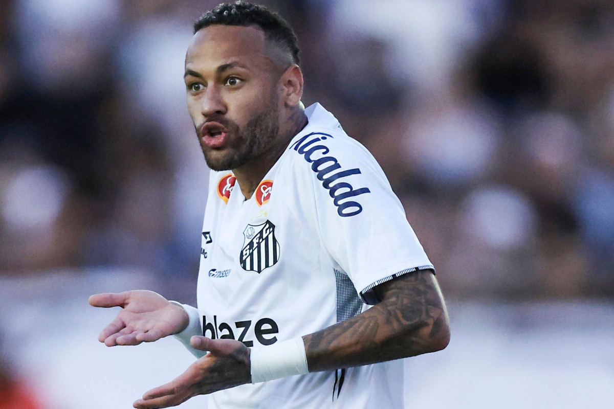 Neymar ghi ban tu cham phat goc va an mung ngao nghe truoc Internacional
