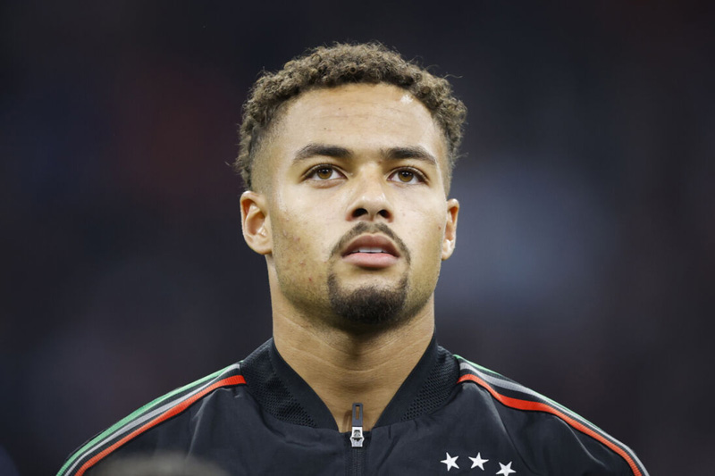 tieu-su-Devyne-Rensch