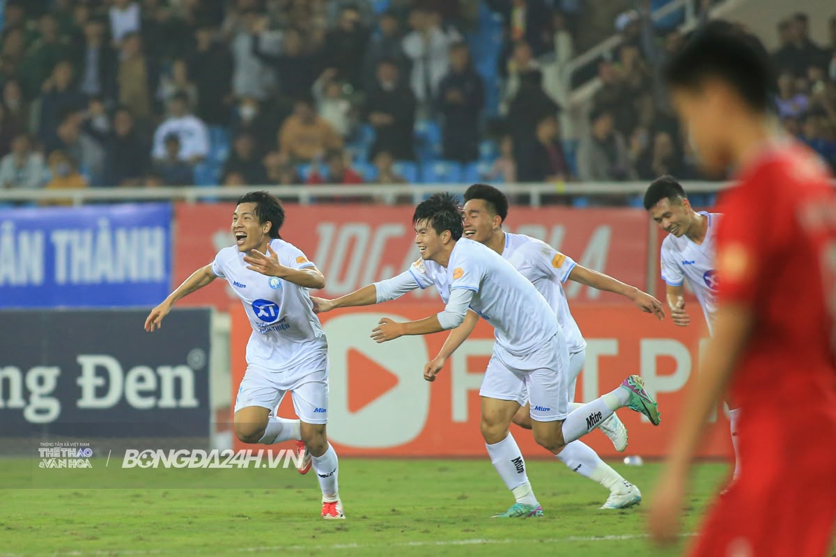 Xuân Son tiếp lửa, Nam Định bỏ nhóm bám đuổi 5 điểm 7