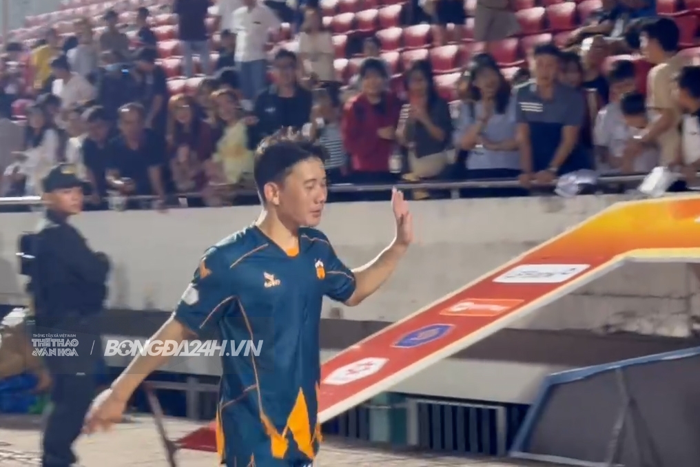 Minh Vuong vay tay chao khan gia sau tran thua TP HCM 2/3
