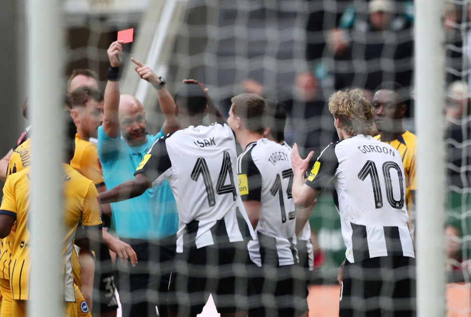Newcastle mất trụ cột ở trận chung kết cúp Liên đoàn Anh với Liverpool 2