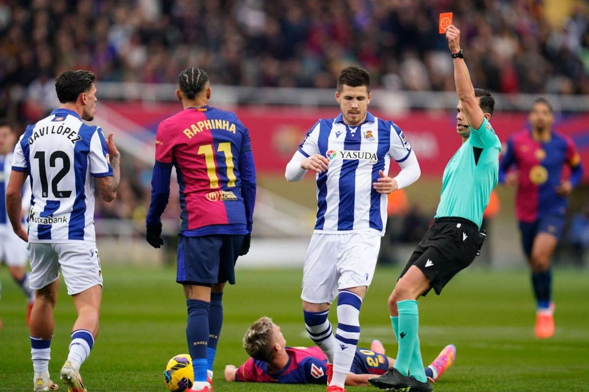Aritz Elustondo nhan the do trong tran Real Sociedad vs Barcelona