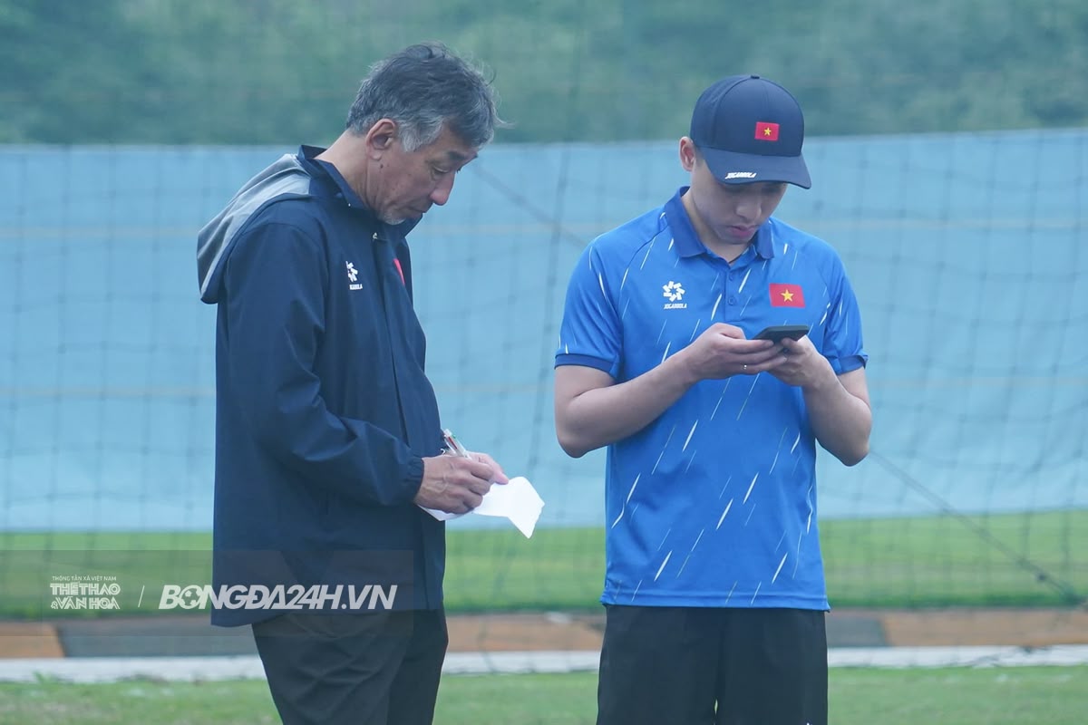 Sao trẻ chơi bóng ở Hà Lan tập buổi đầu tiên trên tuyển U17 Việt Nam 6 Sao trẻ chơi bóng ở Hà Lan tập buổi đầu tiên trên tuyển U17 Việt Nam 6