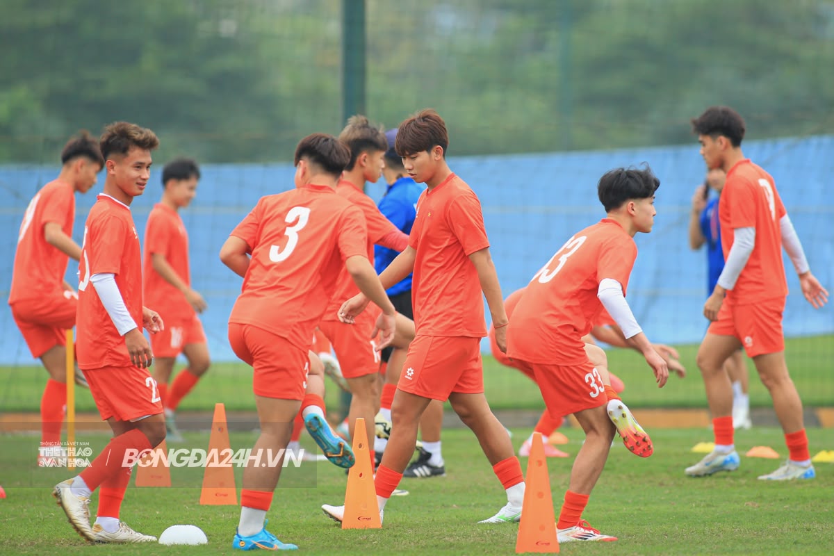 Sao trẻ chơi bóng ở Hà Lan tập buổi đầu tiên trên tuyển U17 Việt Nam 7 Sao trẻ chơi bóng ở Hà Lan tập buổi đầu tiên trên tuyển U17 Việt Nam 7