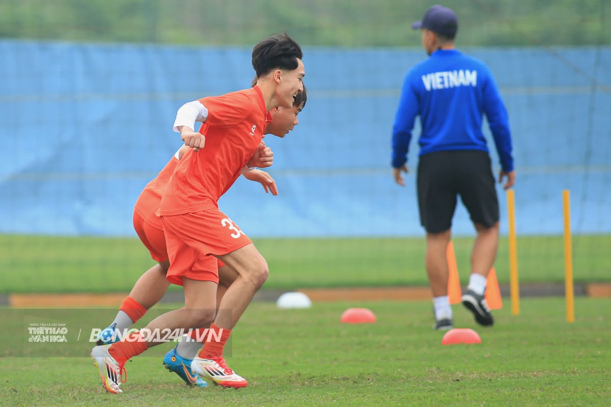 Sao trẻ chơi bóng ở Hà Lan tập buổi đầu tiên trên tuyển U17 Việt Nam 2 Sao trẻ chơi bóng ở Hà Lan tập buổi đầu tiên trên tuyển U17 Việt Nam 2