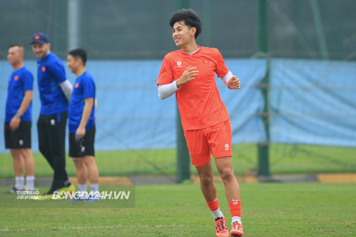 Sao trẻ chơi bóng ở Hà Lan tập buổi đầu tiên trên tuyển U17 Việt Nam 8 Sao trẻ chơi bóng ở Hà Lan tập buổi đầu tiên trên tuyển U17 Việt Nam 8