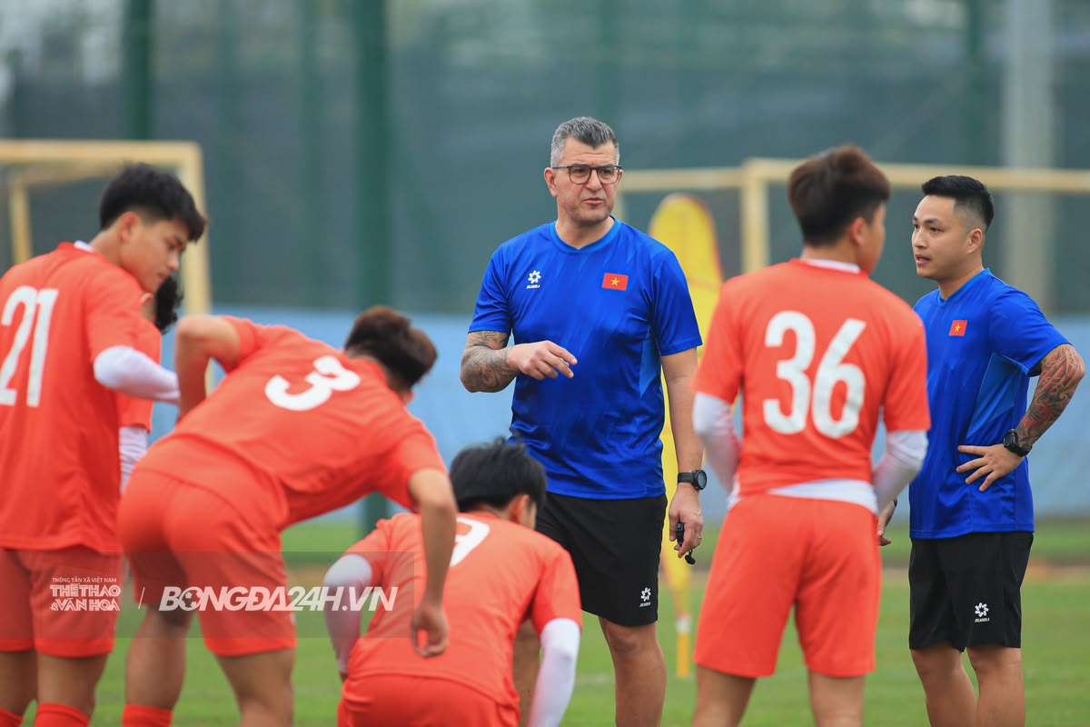HLV Cristiano Roland U17 Viet Nam