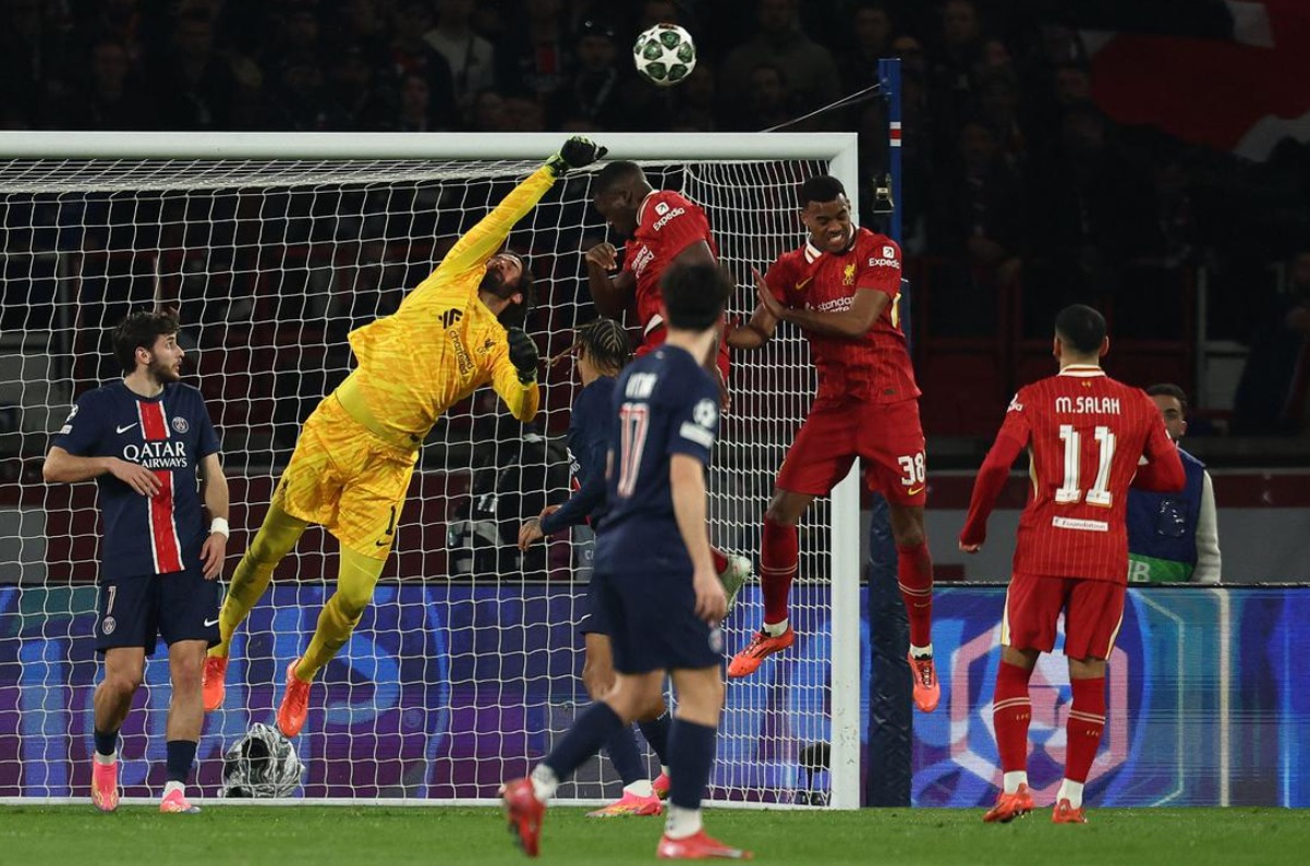 Alisson Becker bay nguoi cuu thua cho Liverpool