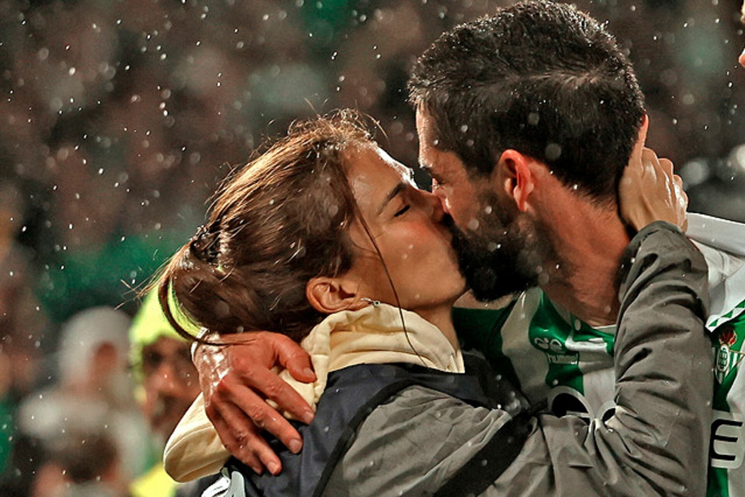 Isco Nụ hôn ngọt ngào và vũ điệu trong mưa 2