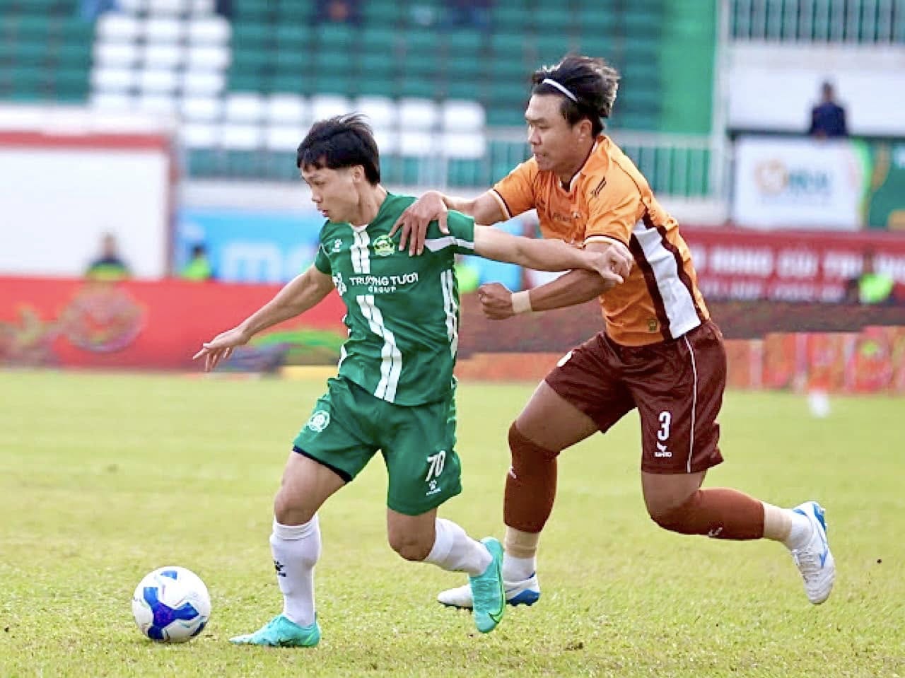 Tân binh ĐT Việt Nam gây sốt với vẻ ngoài điển trai, chiều cao cực ấn tượng 4
