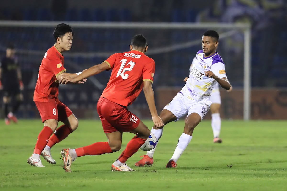 Xuan Truong kien tao cho Helerson tu cham phat goc trong tran Ha Tinh vs Ha Noi 7/3