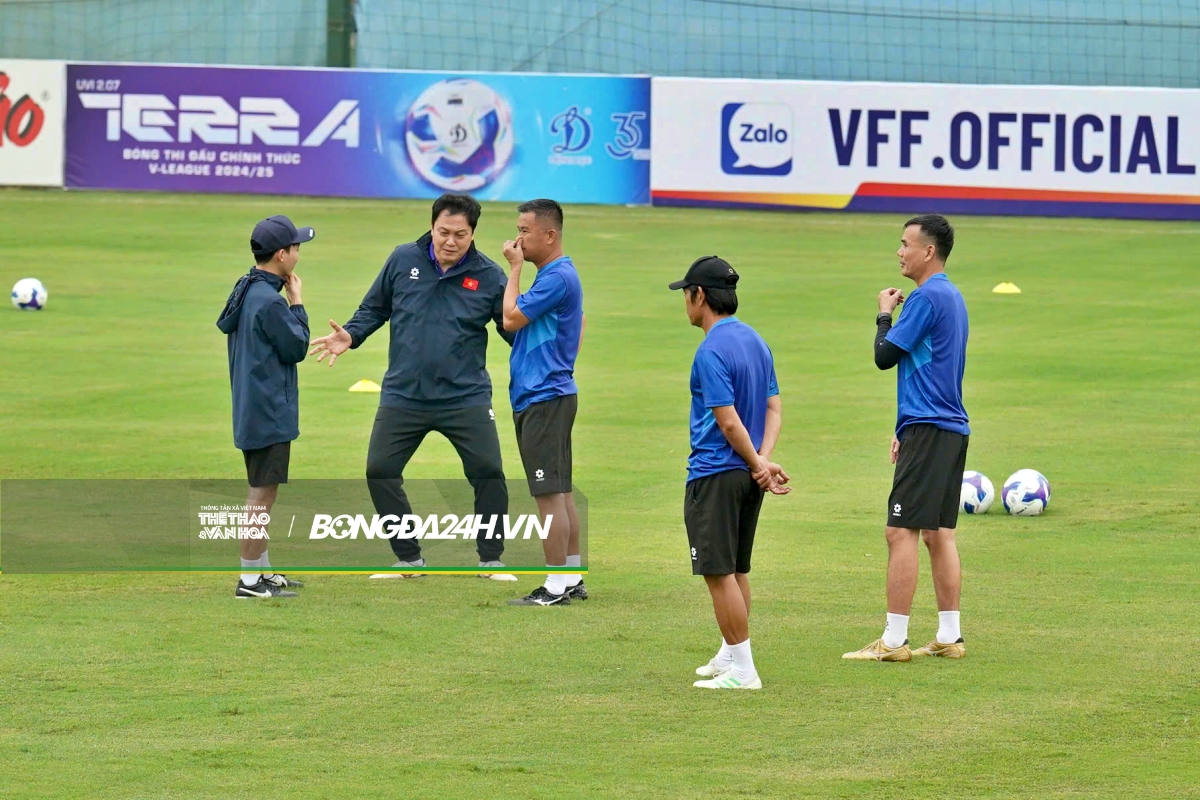 Viktor Lê chiếm spotlight trong buổi tập đầu tiên cùng U22 Việt Nam 6 Viktor Lê chiếm spotlight trong buổi tập đầu tiên cùng U22 Việt Nam 6
