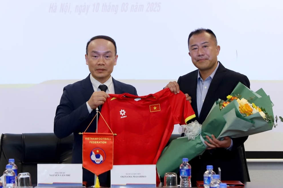 VFF ky hop dong voi HLV Okiyama Masahiko