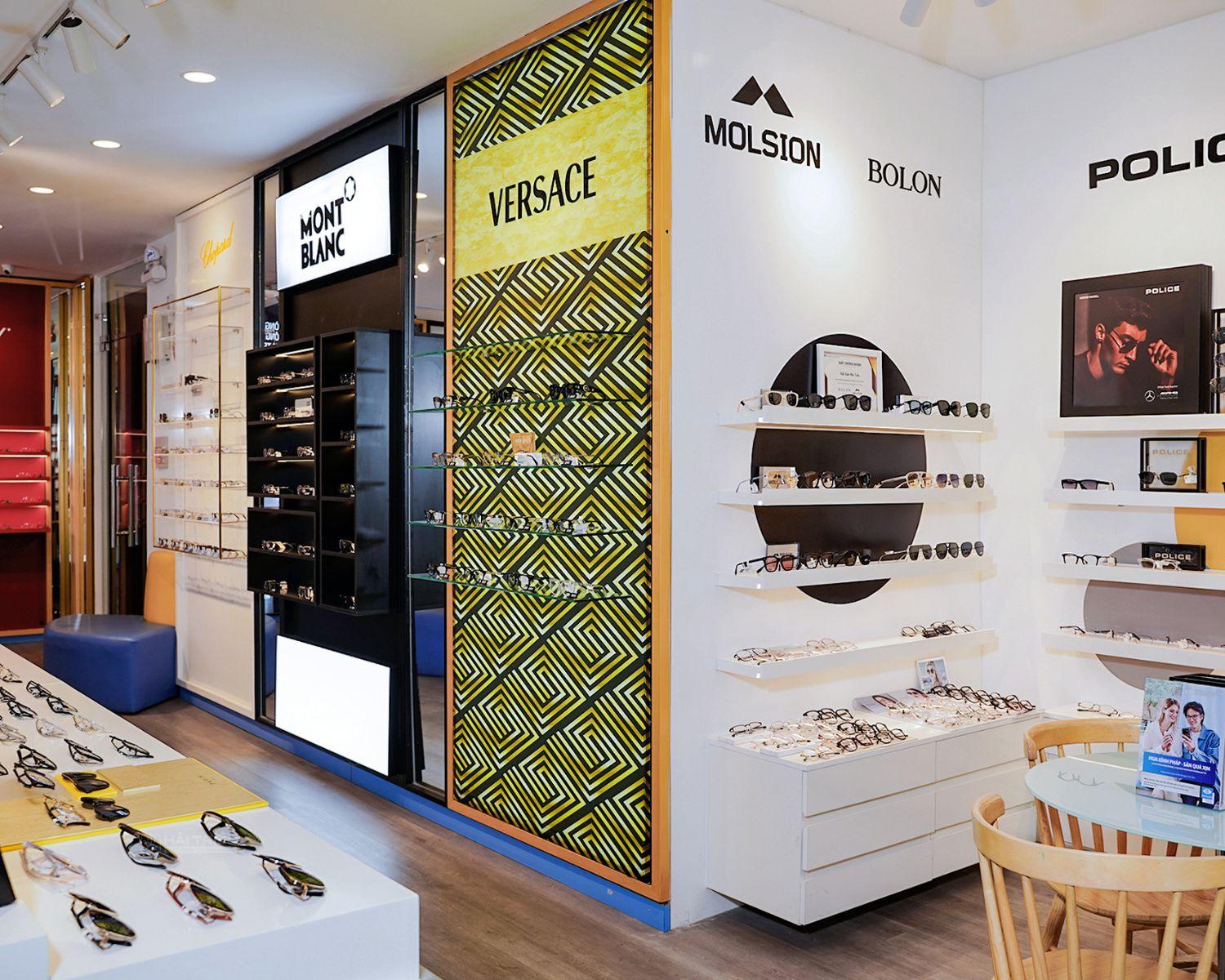 Không gian mua hàng rộng lớn với vô số các dòng mắt kính chính hãng thời trang