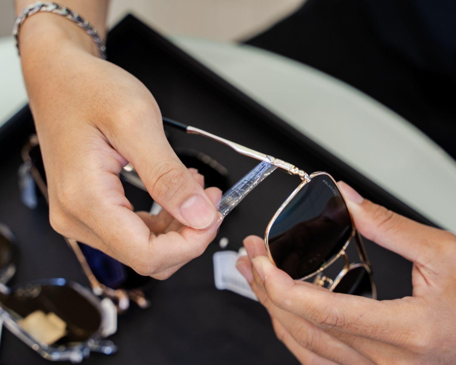 Nhân viên bọc sản phẩm dể tránh bám bụi sau khi dã kiểm tra chất lượng 2 bước