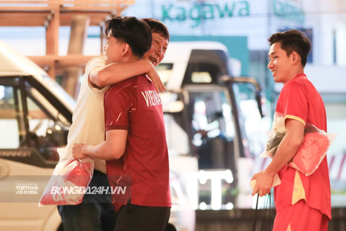 HLV Kim Sang Sik có mặt ở Bình Dương, thiếu một cộng sự quan trọng 6 HLV Kim Sang Sik có mặt ở Bình Dương, thiếu một cộng sự quan trọng 6