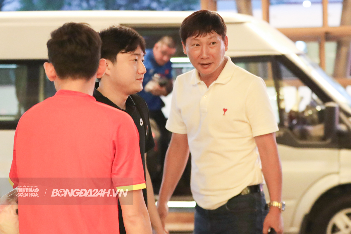 HLV Kim Sang Sik có mặt ở Bình Dương, thiếu một cộng sự quan trọng 5 HLV Kim Sang Sik có mặt ở Bình Dương, thiếu một cộng sự quan trọng 5