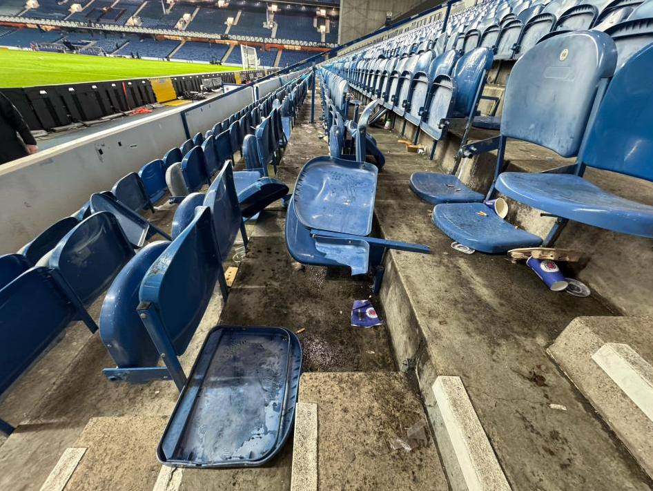 CĐV Fenerbahce hành động xấu xí ở trận thua Rangers 1