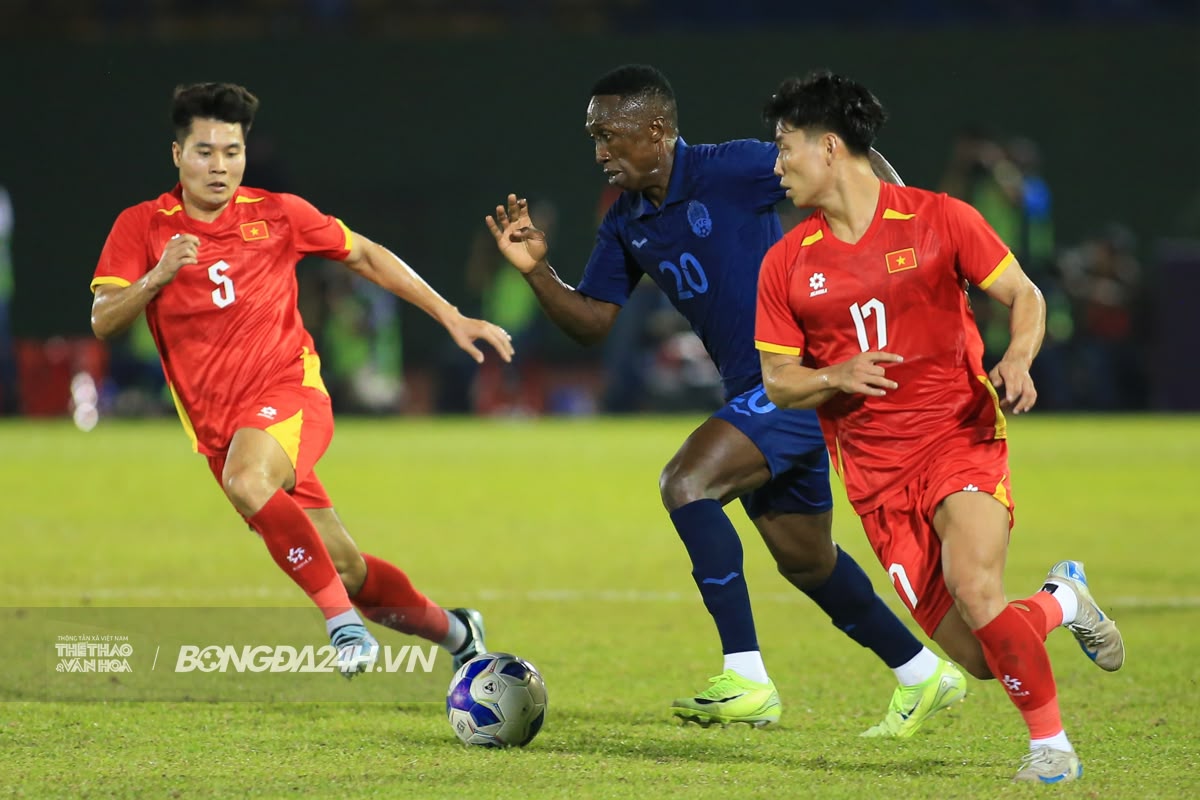 Tuyển Việt Nam vs Lào Vừa đá vừa trông 1