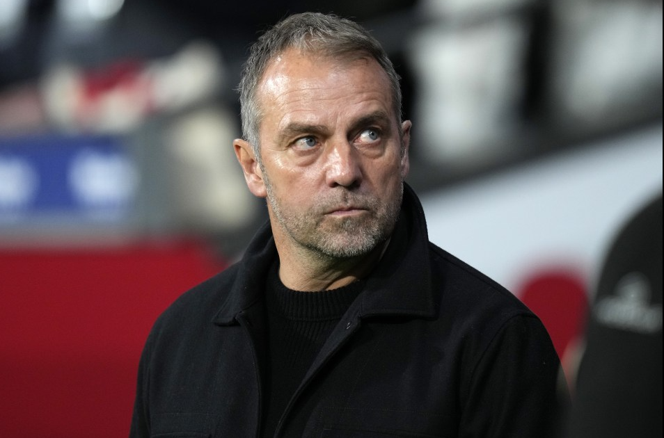 HLV Hansi Flick co the chung kien Barca chia tay 10 cau thu o He 2025.