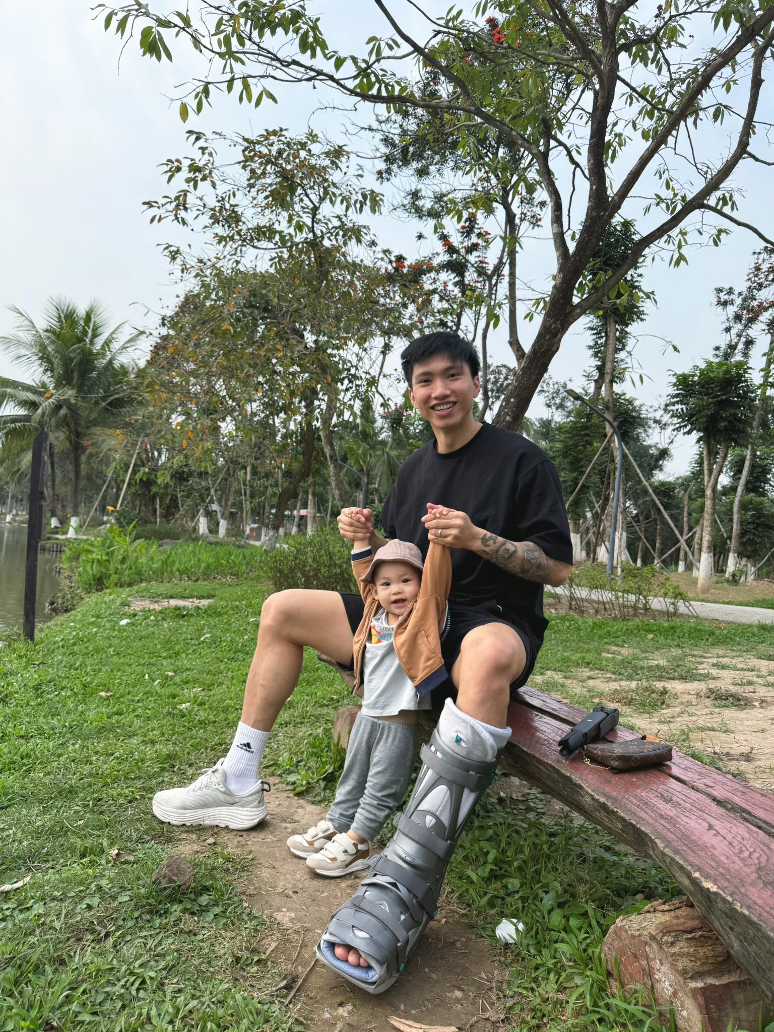Văn Hậu vẫn phải nẹp chân khi đi chơi cùng gia đình 2