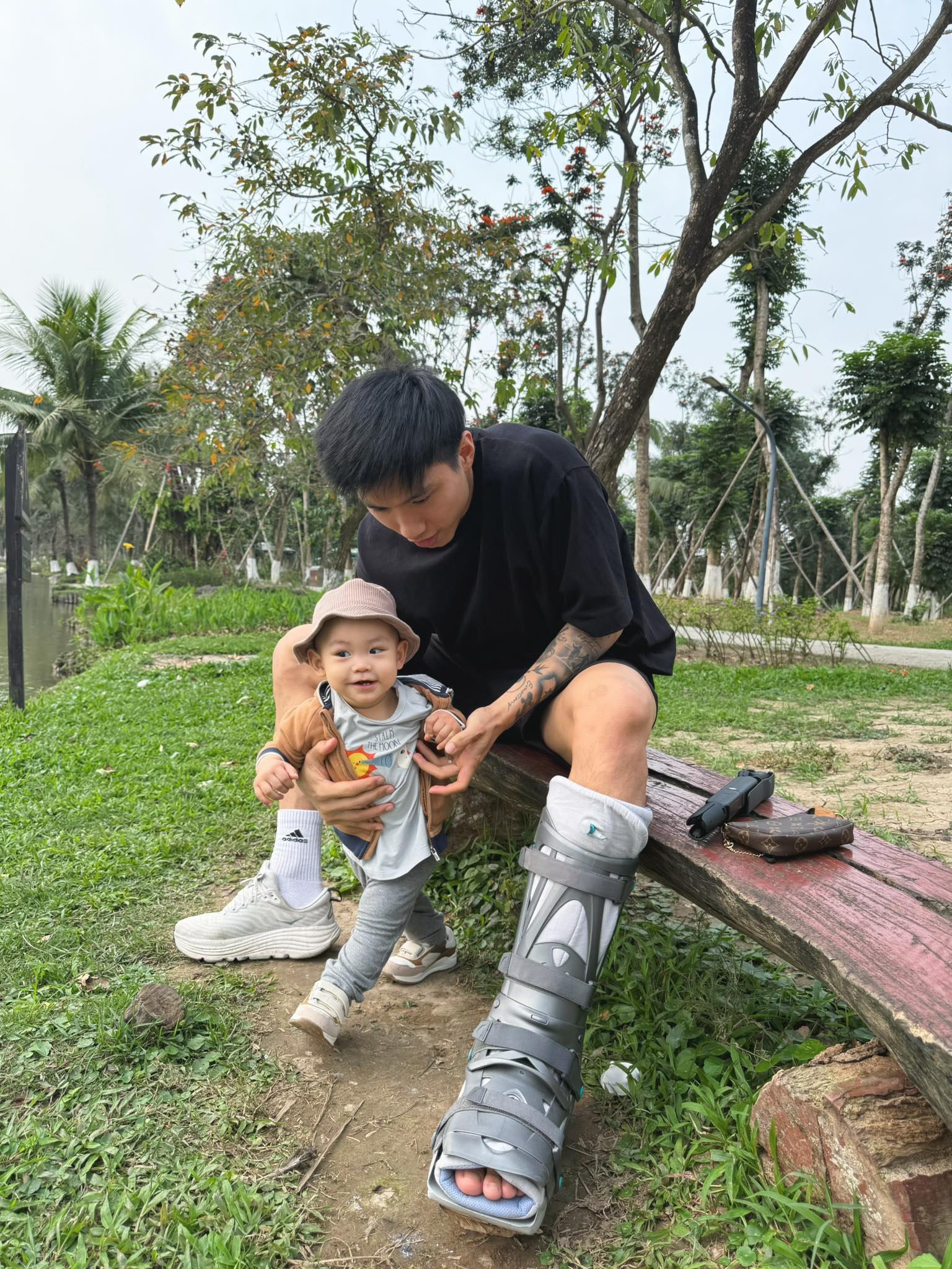 Văn Hậu vẫn phải nẹp chân khi đi chơi cùng gia đình 3