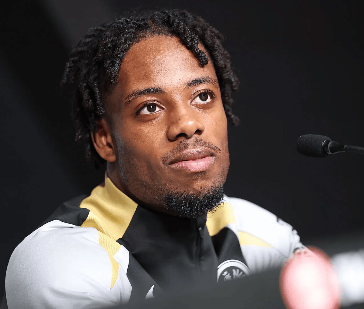 tieu-su-cau-thu-elye-wahi