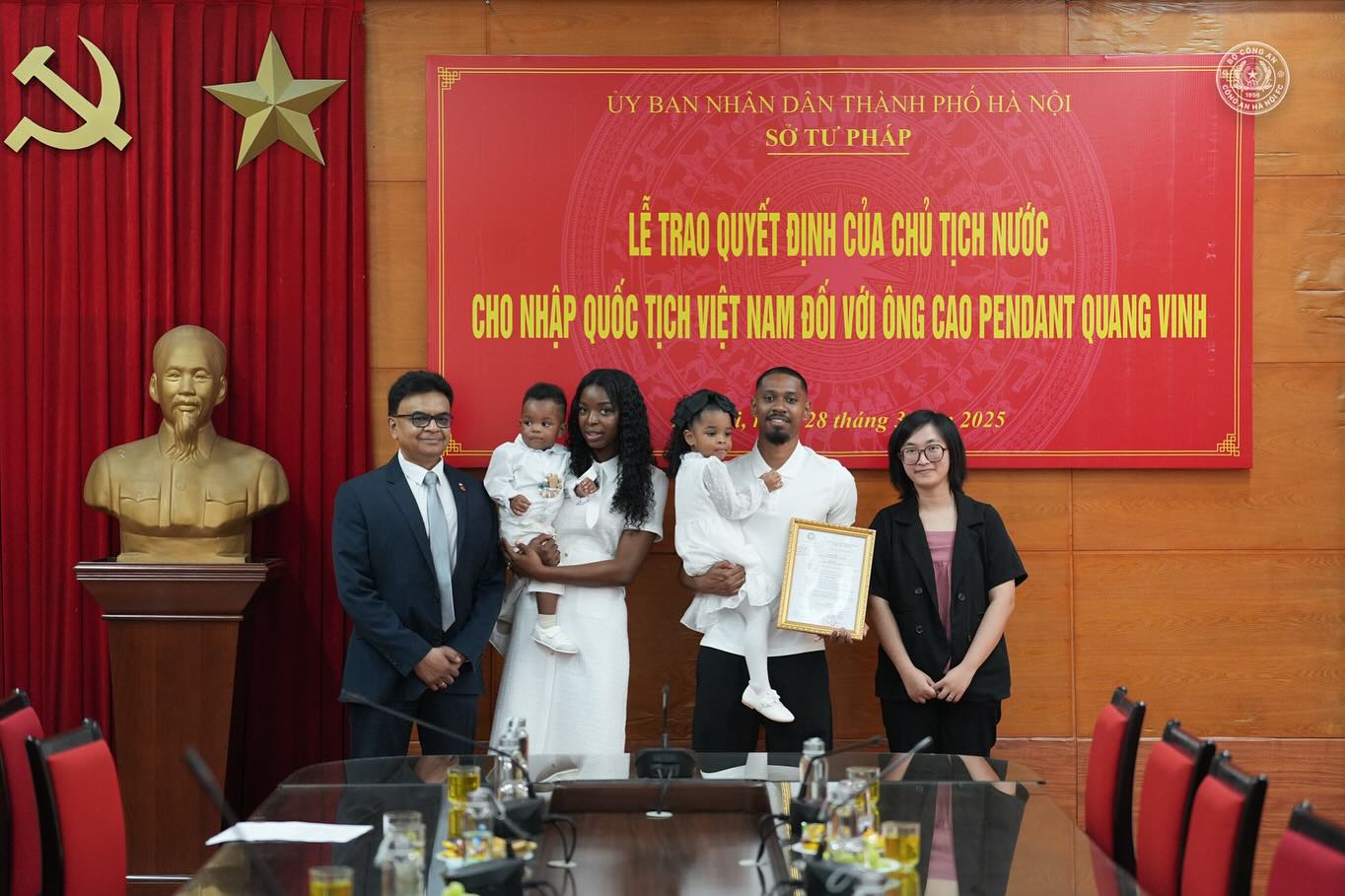 Pendant Quang Vinh chính thức nhập quốc tịch Việt Nam 1