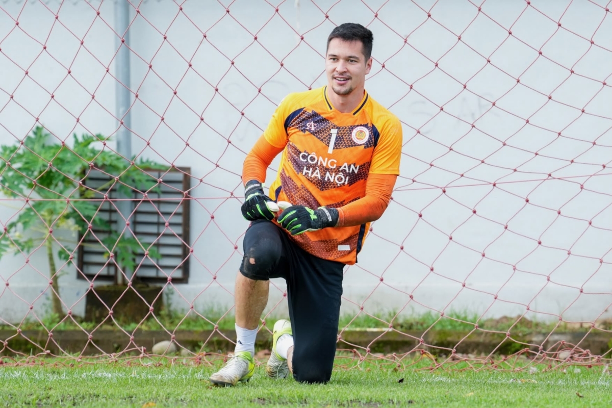 CLB CAHN di chuyển 18 tiếng đá bán kết Shopee Cup 4