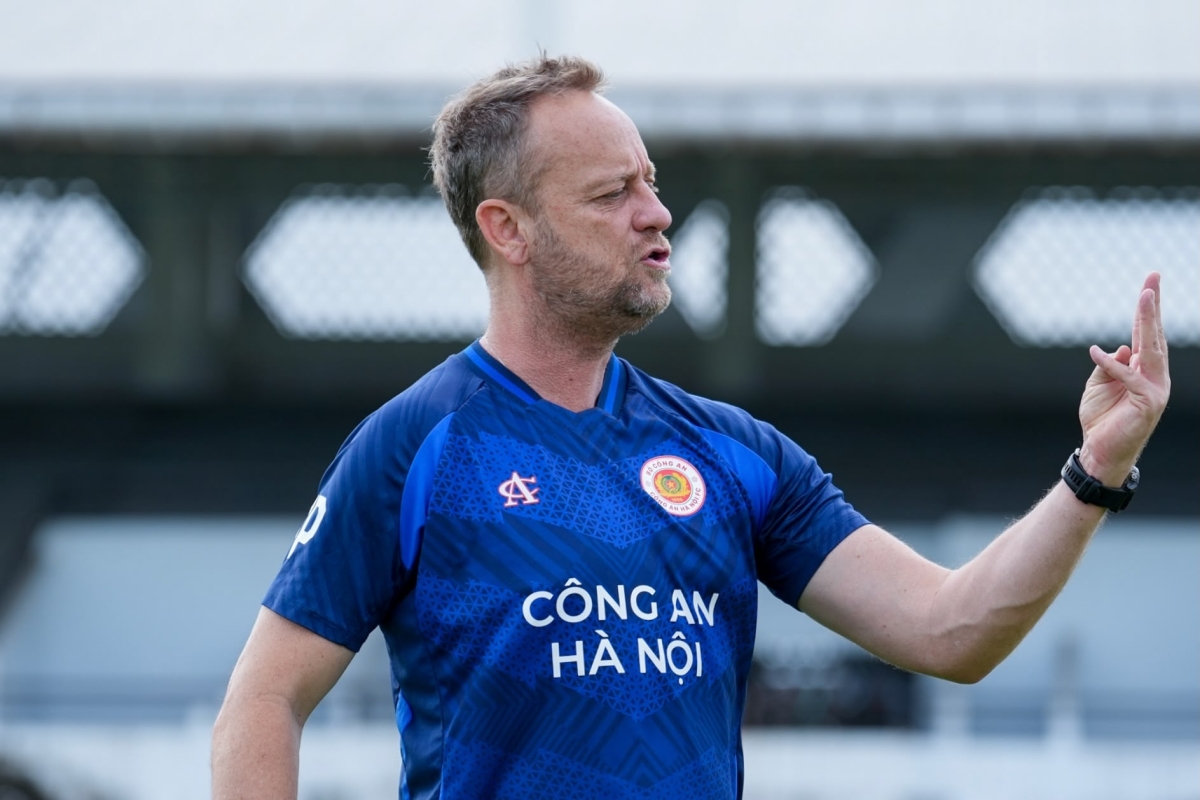 CLB CAHN di chuyển 18 tiếng đá bán kết Shopee Cup 7