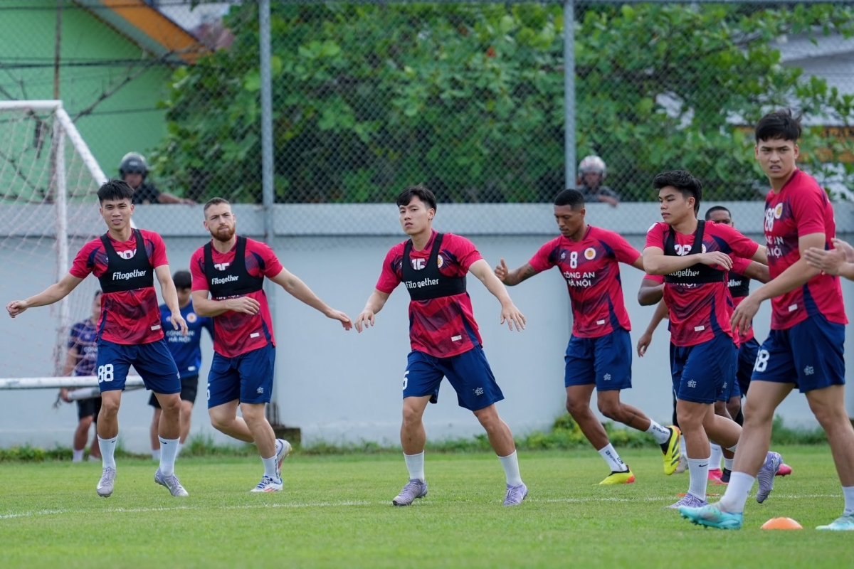 CLB CAHN di chuyển 18 tiếng đá bán kết Shopee Cup 6