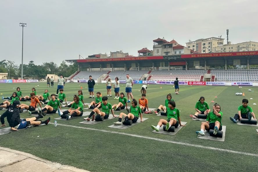 dT U17 nu Thai Lan co mat tai Ha Noi chuan bi cho tran dau dac biet