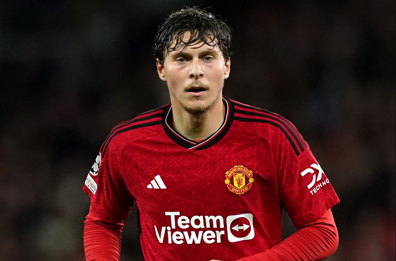 Victor Lindelof roi MU nhung van thi dau o Premier League mua toi.