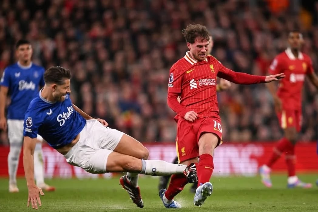 James Tarkowski phạm lỗi với Mac Allister James Tarkowski pham loi voi Mac Allister