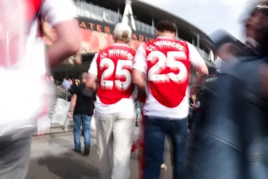 Chiec ao doc dao cua fan Arsenal