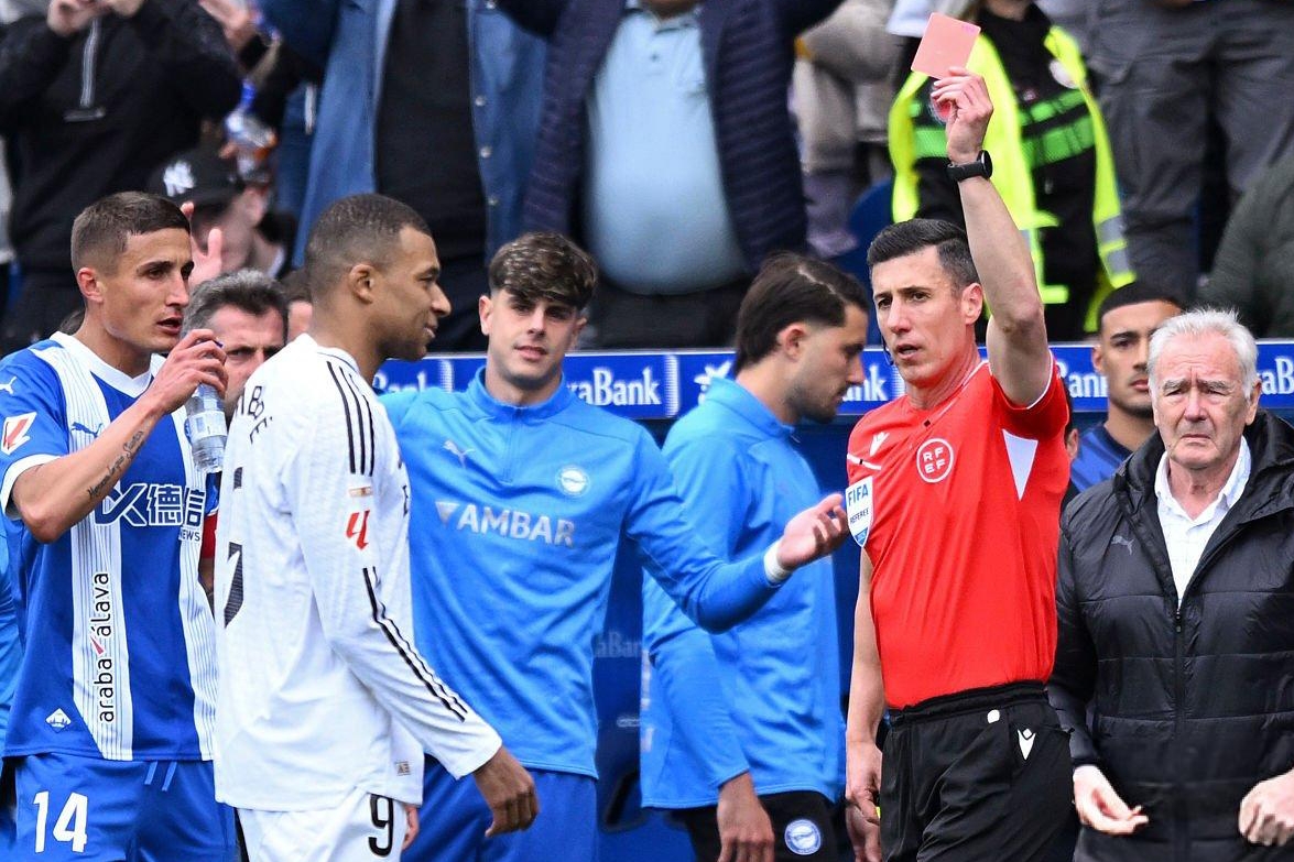 Mbappe nhận thẻ đỏ trong trận thắng Alaves Mbappe nhan the do trong tran thang Alaves