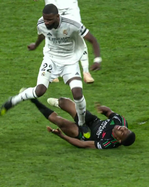 NHM Arsenal tức giận vì Antonio Rudiger thoát thẻ đỏ 1