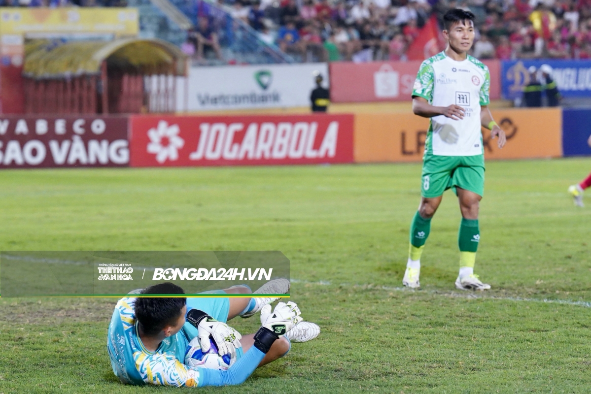 Cơn đau đầu của HLV Mano Polking 6