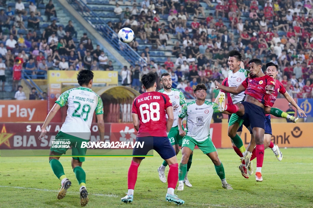 Cơn đau đầu của HLV Mano Polking 2