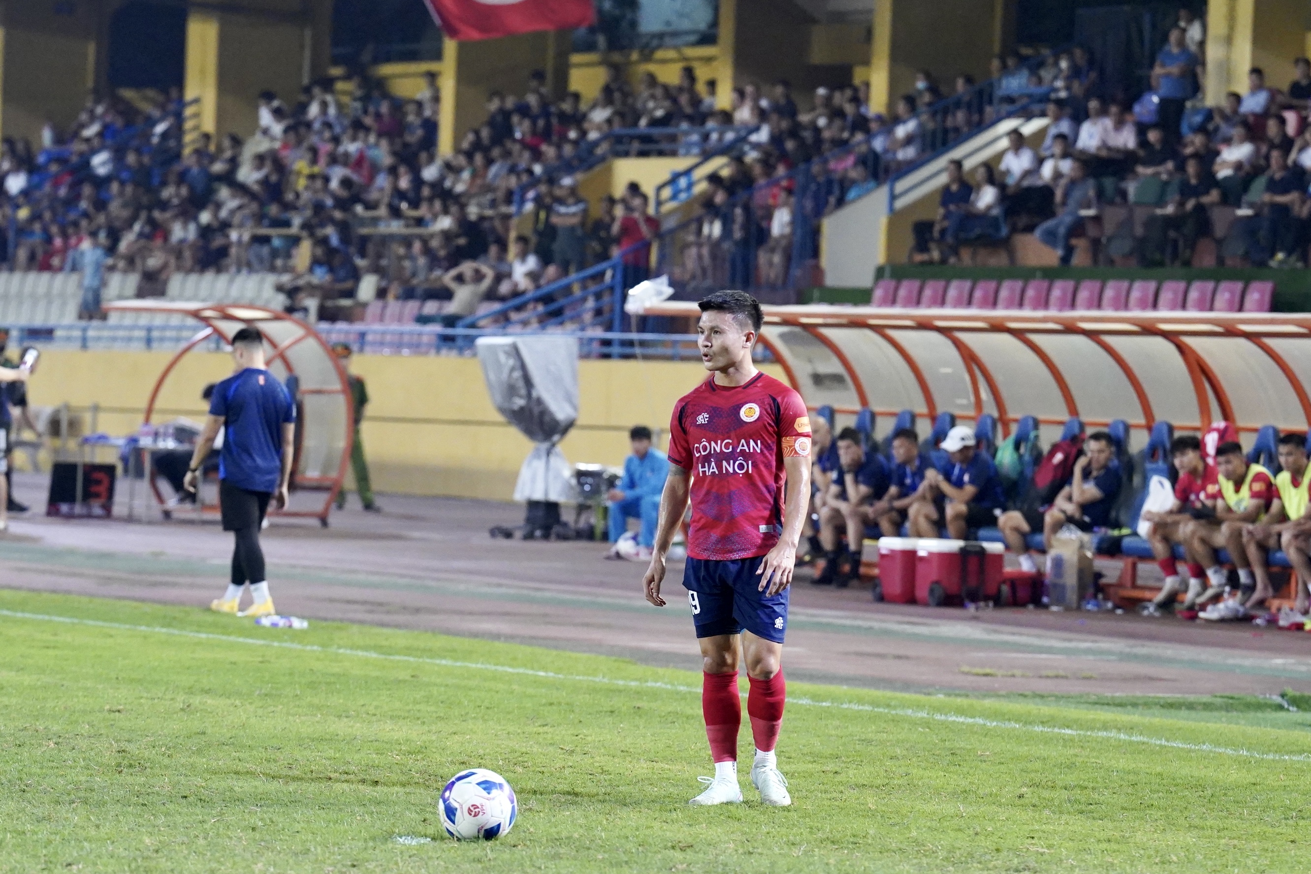 Cơn đau đầu của HLV Mano Polking 9