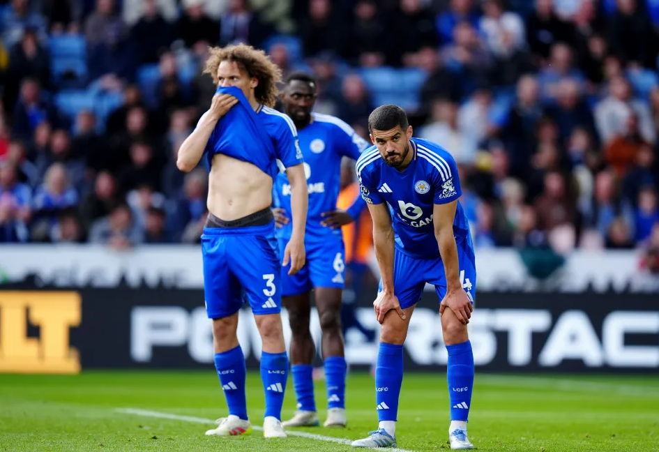 Jamie Vardy thất vọng khi Leicester chính thức xuống hạng 1 Jamie Vardy thất vọng khi Leicester chính thức xuống hạng 1