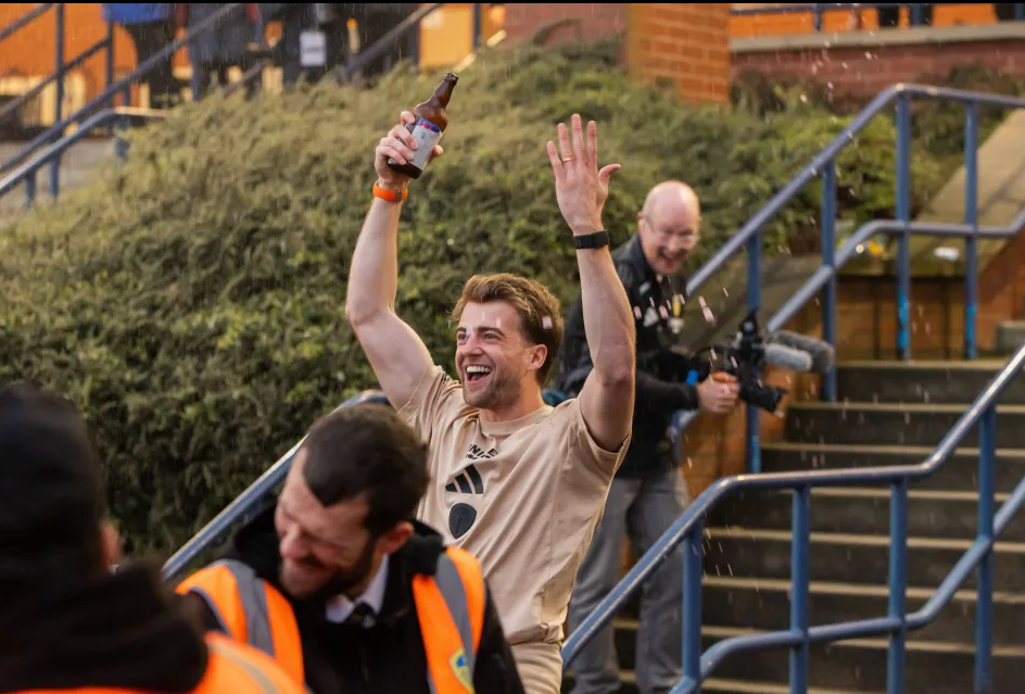 Leeds mở hội sau khi trở lại Ngoại hạng Anh 1