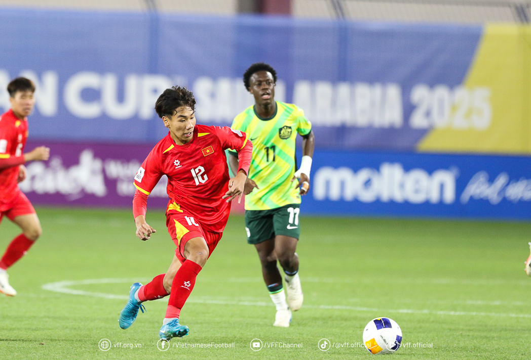 U16 Viet Nam duoc Trung Quoc moi tham du da giao huu. anh: VFF