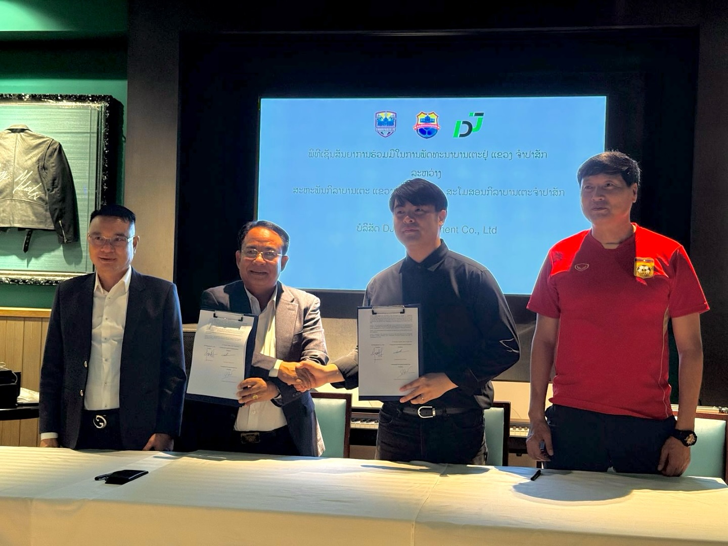 Công ty của HLV Kim Sang Sik mua đội Lào 1