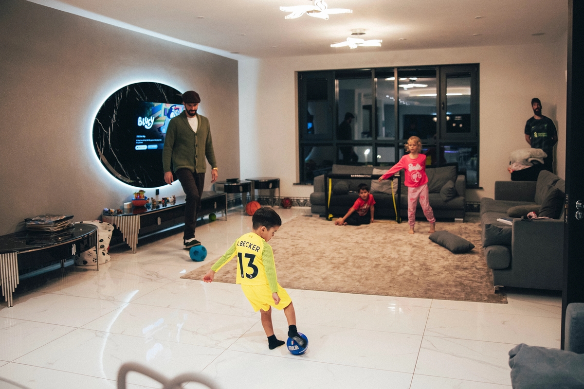 Alisson Becker Bước qua cơn bão lòng 6