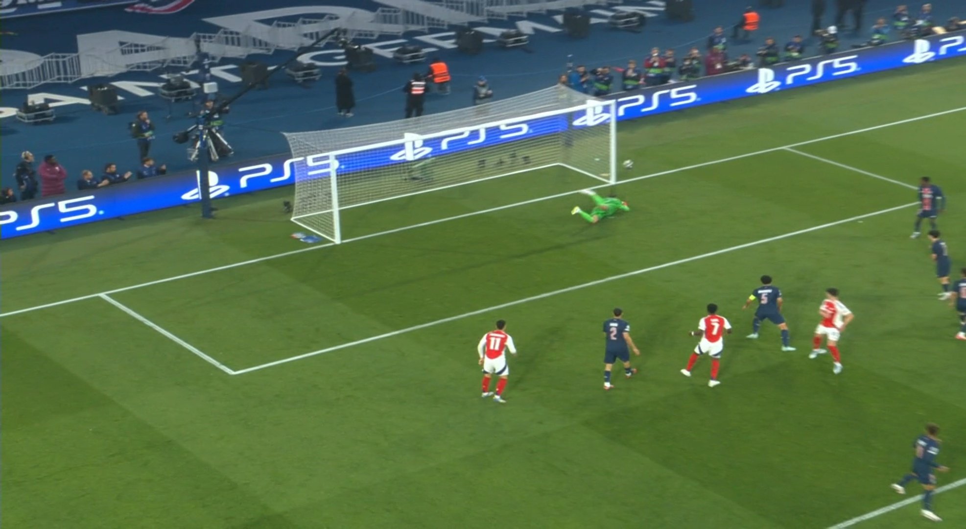 Góc quay khác về pha cứu thua khó tin của Donnarumma. Goc quay khac ve pha cuu thua kho tin cua Donnarumma.