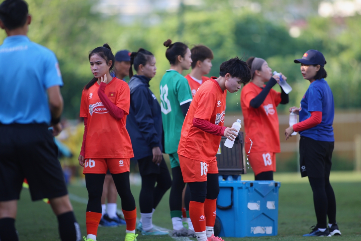 Huỳnh Như đối đầu tuyển nữ Việt Nam 8