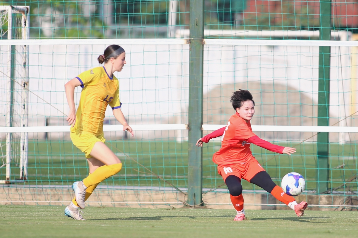 Huỳnh Như đối đầu tuyển nữ Việt Nam 2